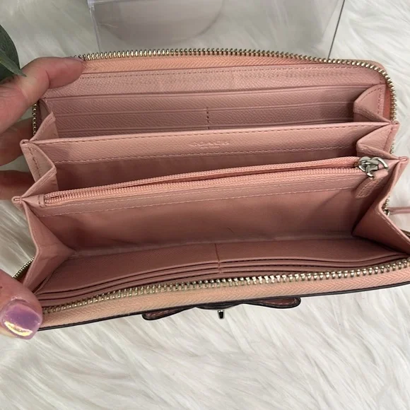 GUC- Coach patent leather longWallet - Picture 3 of 11